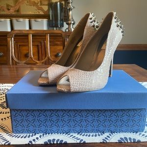 💥HP💥NWBox💥 Tan Peep Toe w spike detail. Size 8